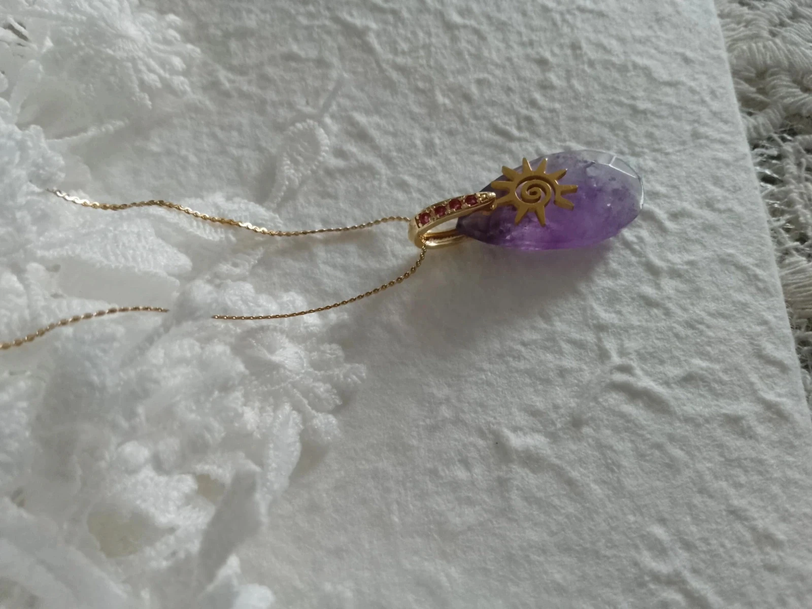 Amethist paarse hanger ketting met gouden zon – photo 4